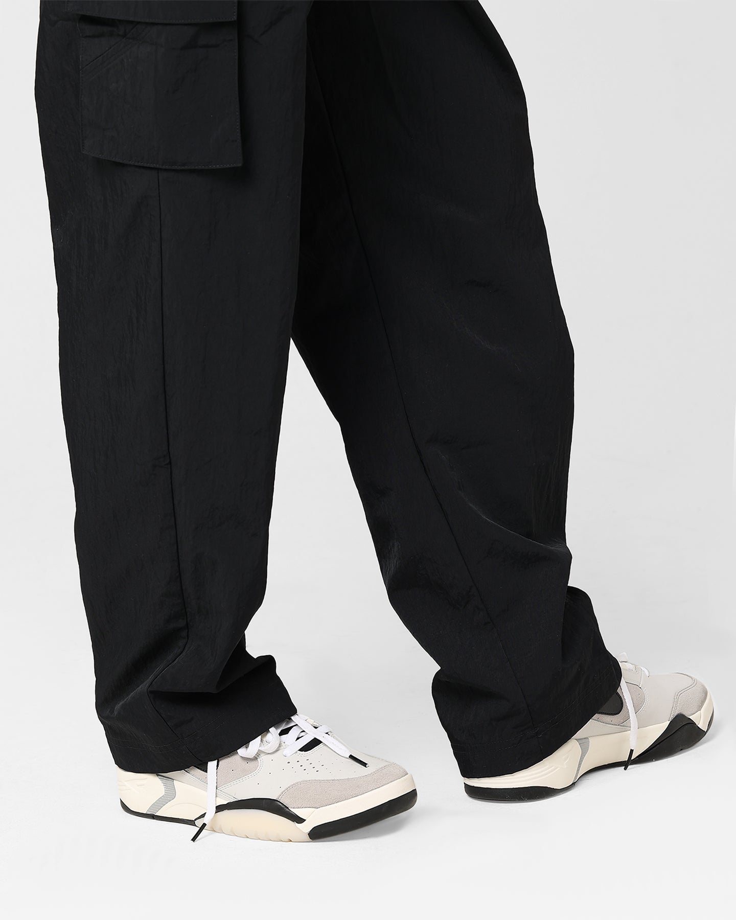 Nike Women's Sportswear Essential High-Rise Woven Cargo Pants Black/White