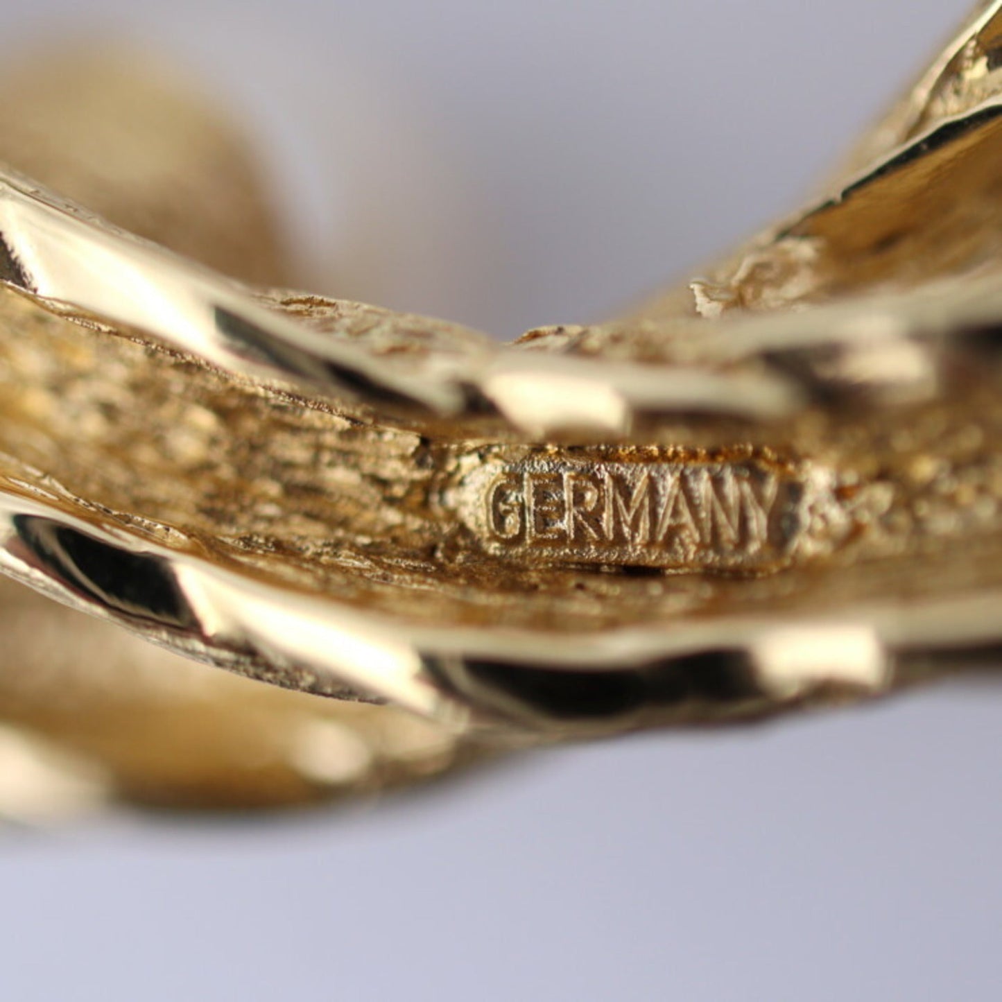 CHRISTIAN DIOR Brooch Metal Fake Pearl Gold Pin Rope