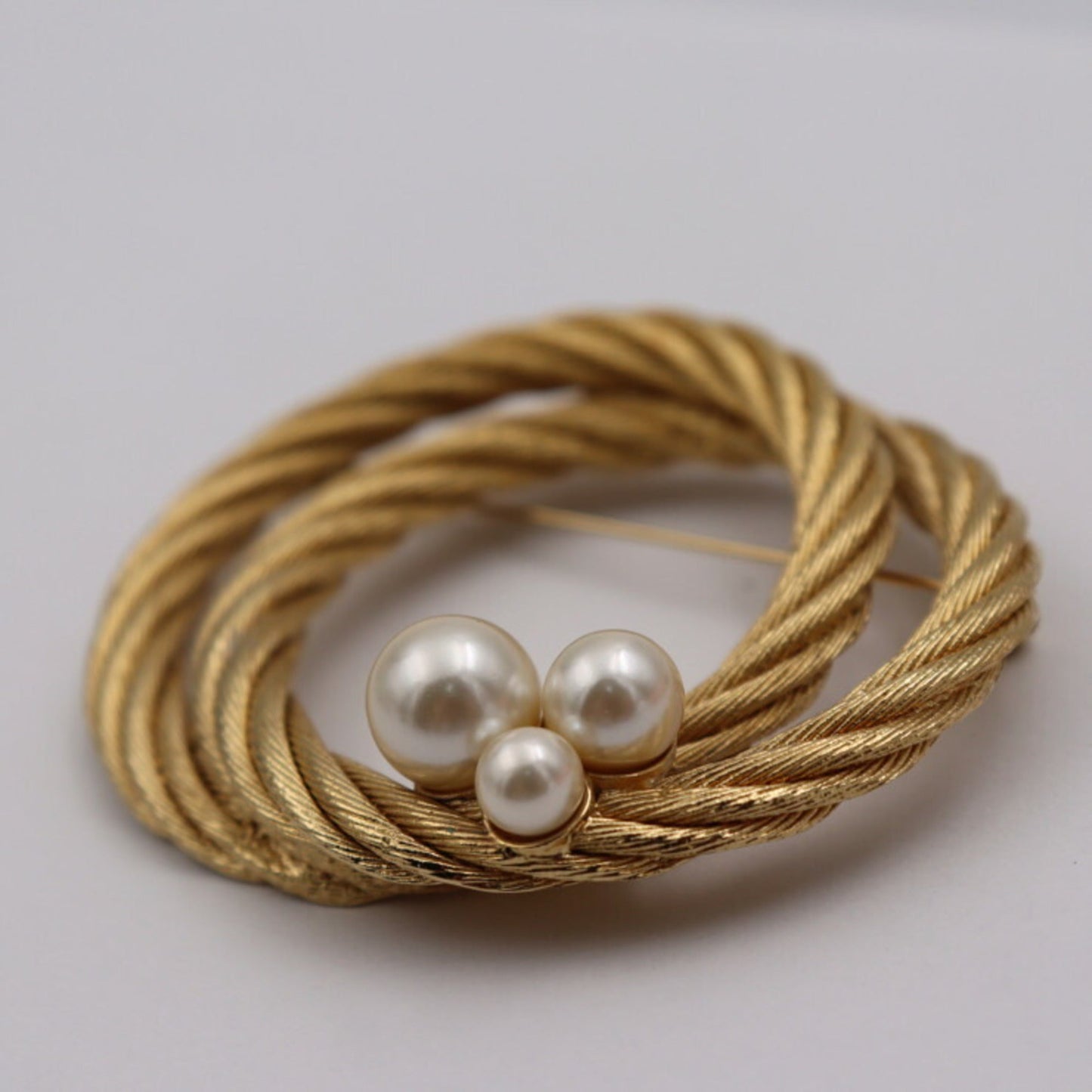 CHRISTIAN DIOR Brooch Metal Fake Pearl Gold Pin Rope