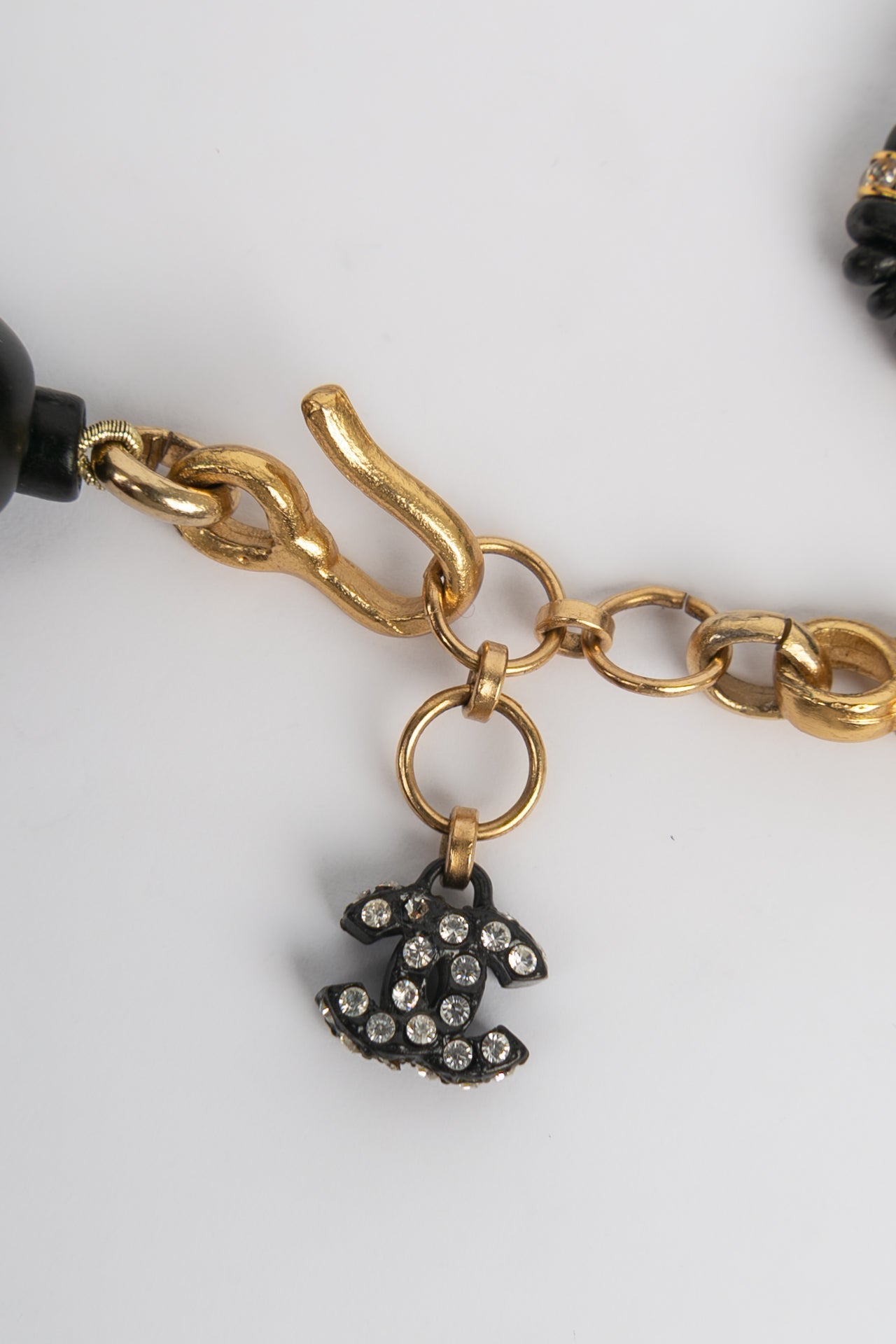 Collier noir Chanel