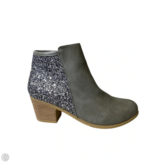 Boots Ankle Heels By Clothes Mentor In Grey & Silver, Size: 10