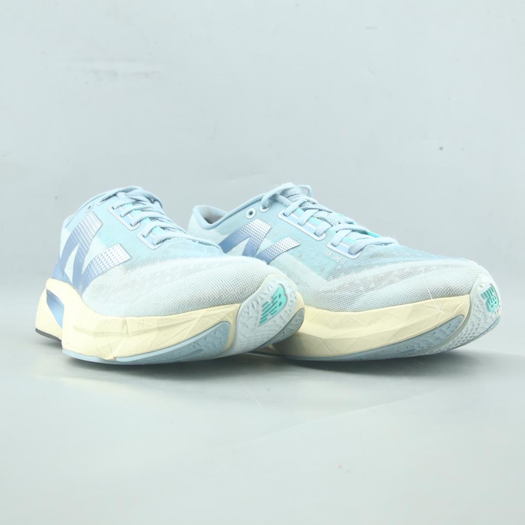 NEW BALANCE  FUELCELL REBEL V4