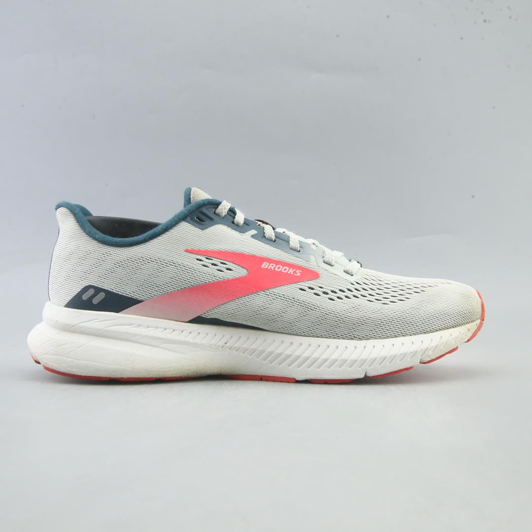 BROOKS LAUNCH 8