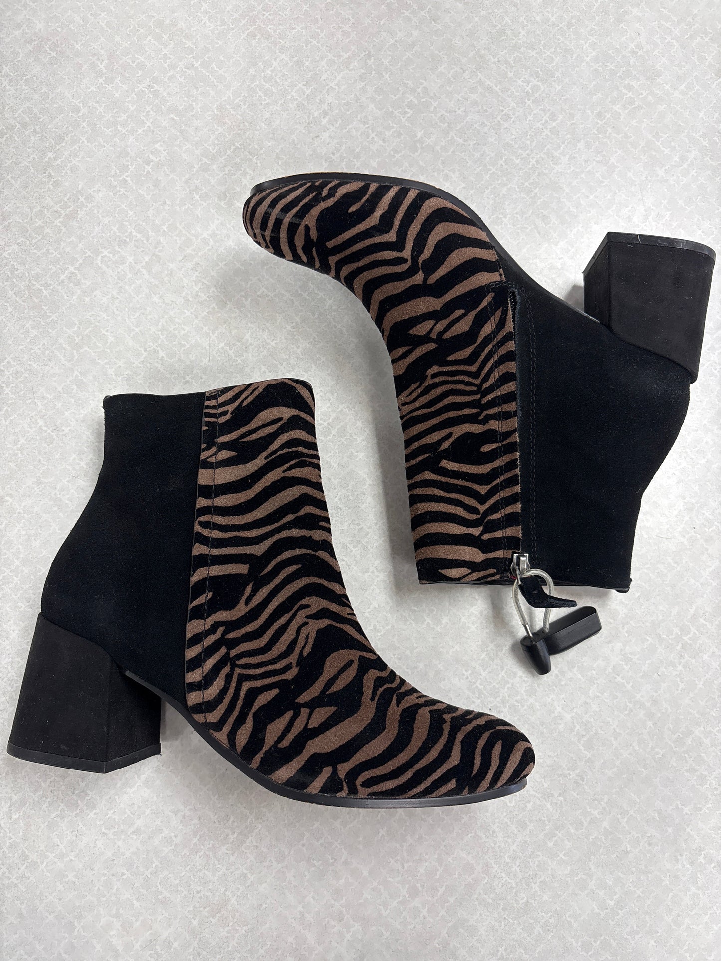 Boots Ankle Heels By Clothes Mentor In Black & Brown, Size:7.5