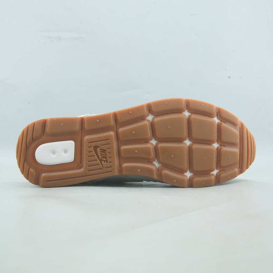 NIKE VENTURE RUNNER